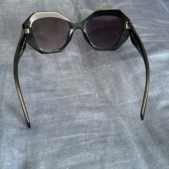 Prada sunglasses - Picture 3 of 6